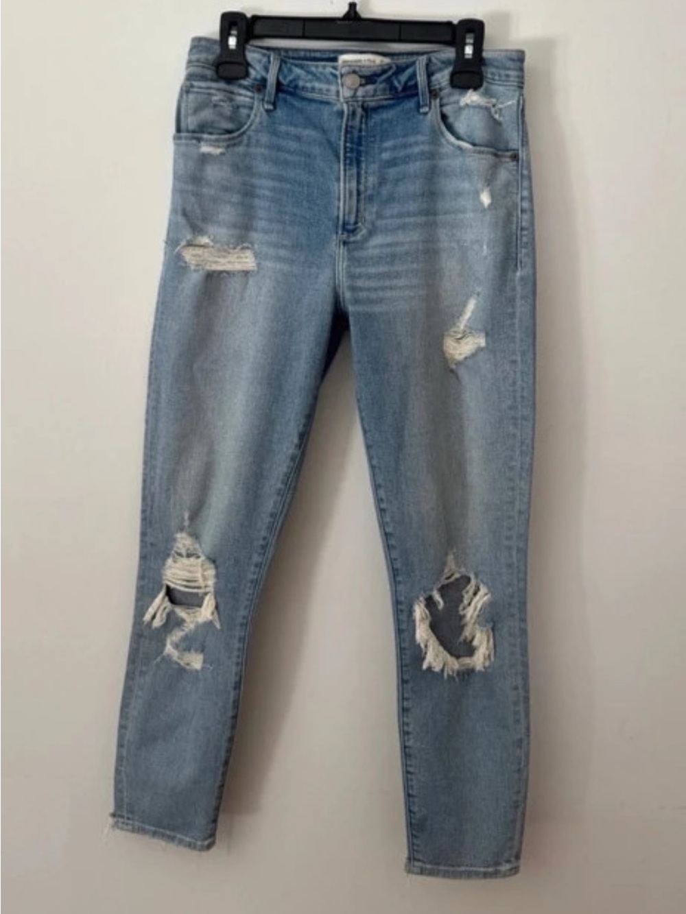 ABERCROMBIE & FITCH LIGHT BLUE DISTRESSED WOMEN’S JEANS